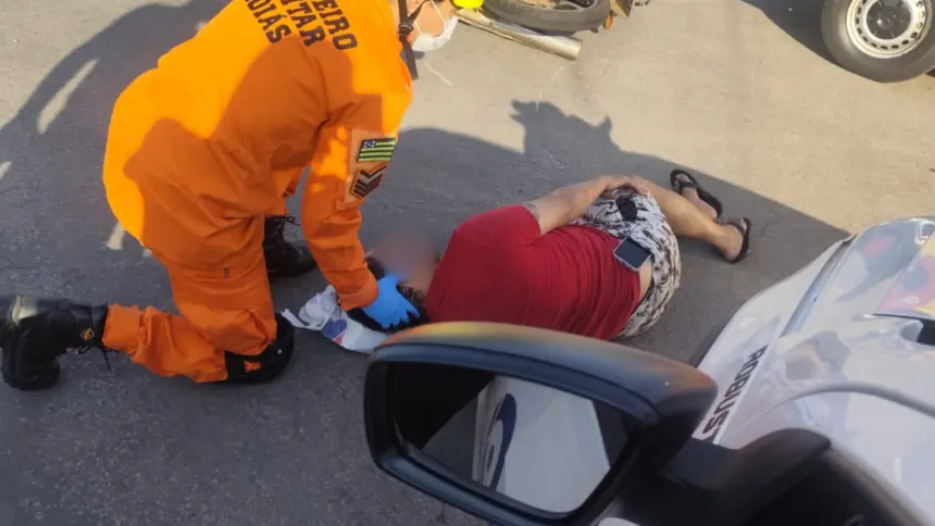 Motociclista fica ferido após acidente com carro no Bairro Carrilho, em Goianésia