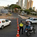 Agente de trânsito sofre agressão física durante bloqueio viário em Goiânia