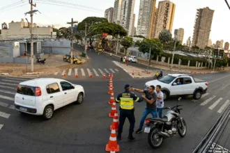Agente de trânsito sofre agressão física durante bloqueio viário em Goiânia