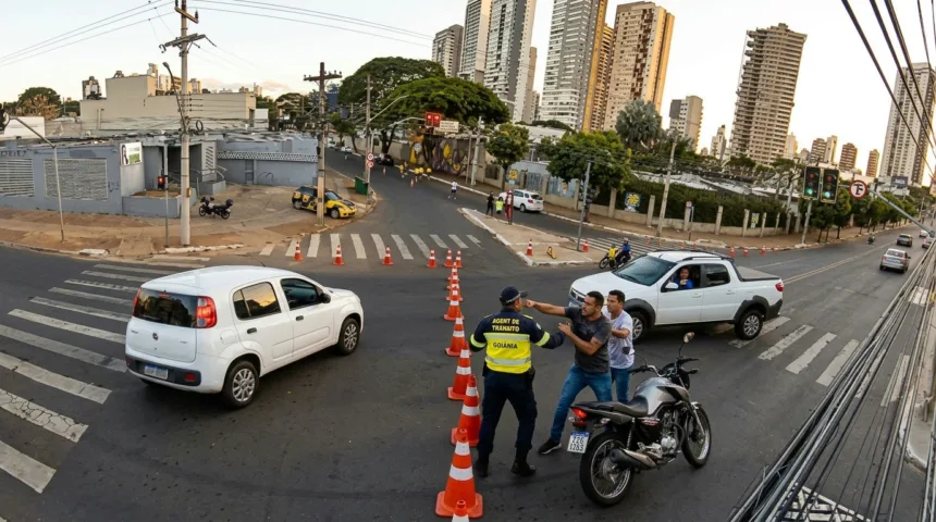 Agente de trânsito sofre agressão física durante bloqueio viário em Goiânia Agente de trânsito sofre agressão física durante bloqueio viário em Goiânia