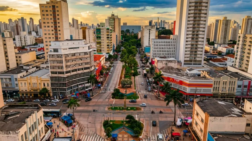 Avenida Goiás e o traçado histórico que conecta o poder à ferrovia em Goiânia