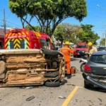 Bebê é arremessada de veículo após capotamento em Goiânia