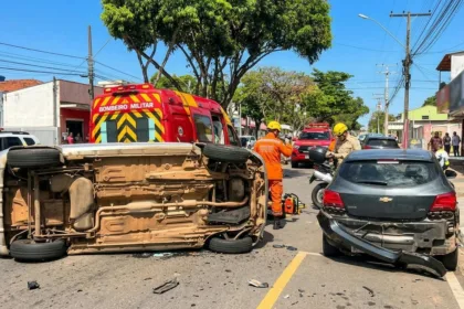 Bebê é arremessada de veículo após capotamento em Goiânia