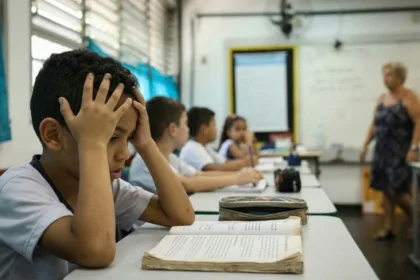 Brasil gasta 4,5% do PIB em educação, mas investimento por aluno equivale a um terço da média da OCDE