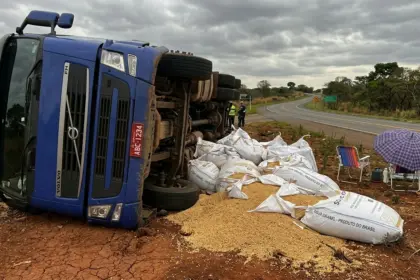 Caminhão de soja tomba em Anápolis após falha mecânica na GO-222