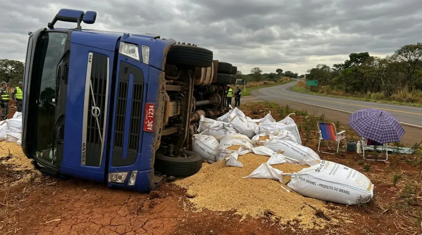 Caminhão de soja tomba em Anápolis após falha mecânica na GO-222