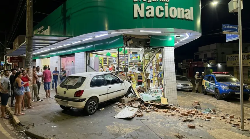 Carro perde controle e destrói fachada de farmácia em Anápolis