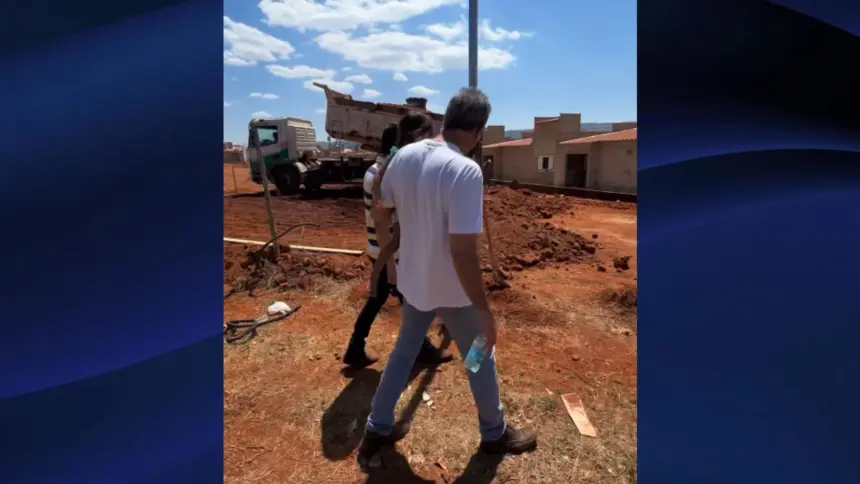 Renato da início à construção da casa modelo; formato apresentado permitira a construção de cerca de 40 casas em 30 dias após início do programa Renato da início à construção da casa modelo; formato apresentado permitira a construção de cerca de 40 casas em 30 dias após início do programa