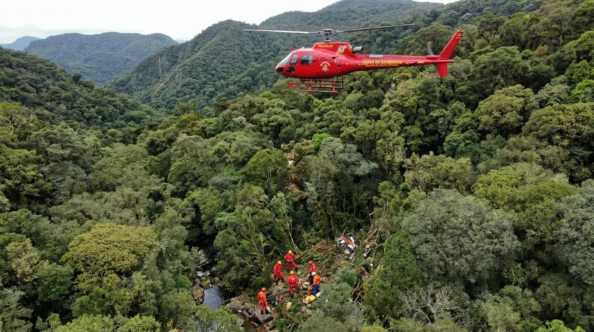 Cenipa inicia apuração sobre queda de helicóptero em Santa Catarina Cenipa inicia apuração sobre queda de helicóptero em Santa Catarina