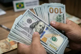 Dólar atinge R$ 5,22 e alcança maior patamar desde março em dia de instabilidade