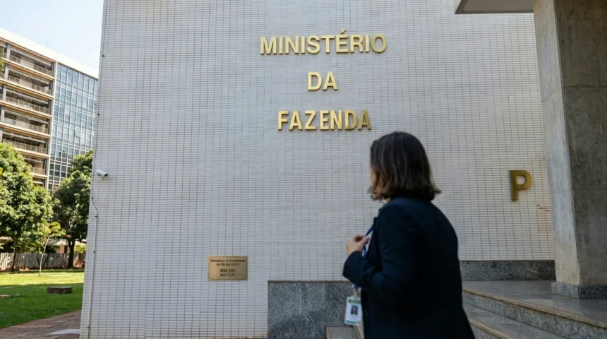 Equipe econômica corta estimativa de crescimento do PIB para 2% em 2026 e 2,3% em 2027 Equipe econômica corta estimativa de crescimento do PIB para 2% em 2026 e 2,3% em 2027