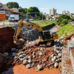 Erosão na Marginal Botafogo causa interdição parcial em trecho de Goiânia