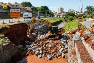 Erosão na Marginal Botafogo causa interdição parcial em trecho de Goiânia