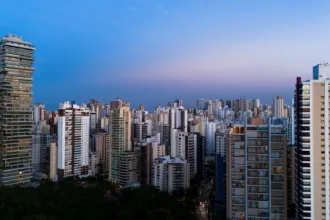 Frente fria avança por Goiás e traz chuva, raios e ventos de até 70 km/h
