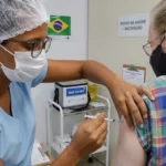 Goiás inicia distribuição de 31,6 mil doses de vacina contra pneumonia para idosos