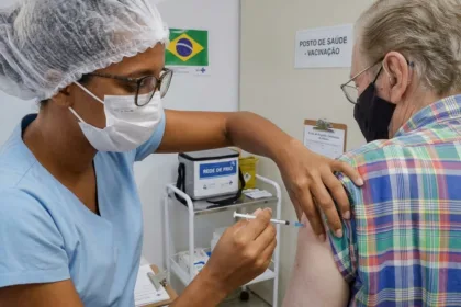 Goiás inicia distribuição de 31,6 mil doses de vacina contra pneumonia para idosos