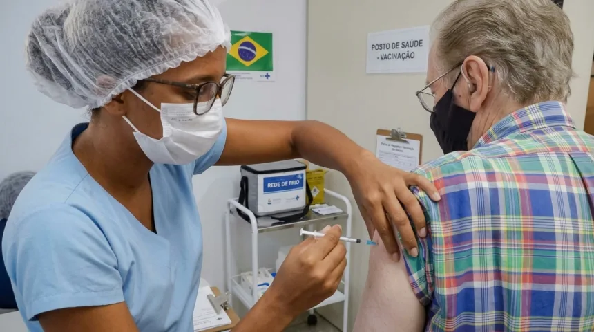 Goiás inicia distribuição de 31,6 mil doses de vacina contra pneumonia para idosos Goiás inicia distribuição de 31,6 mil doses de vacina contra pneumonia para idosos