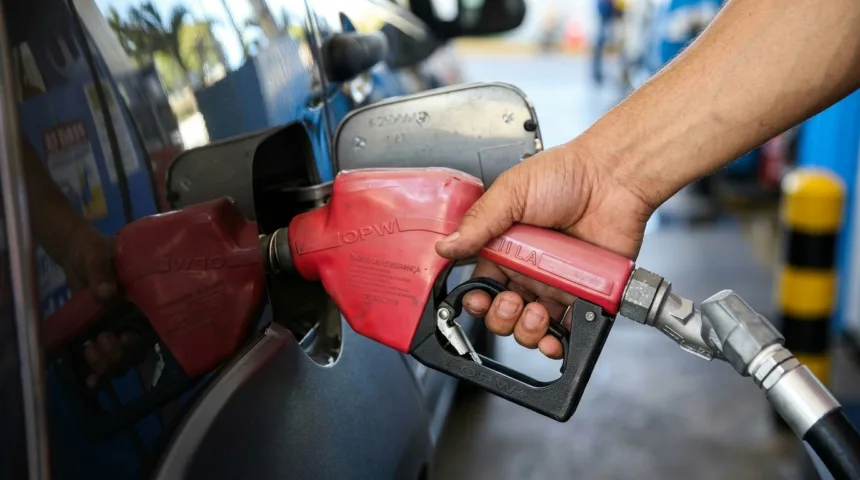 Governo mantém subsídio de R$ 2,12 no diesel para frear alta dos preços internacionais