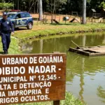 Homem é detido pela Guarda Civil após nadar em lago proibido em Goiânia