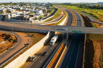 Homem morre após colisão entre bicicleta elétrica e caminhão na Br-153 em Anápolis