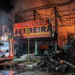 Incêndio de grandes proporções consome ferragista e atinge comércios em Goiânia