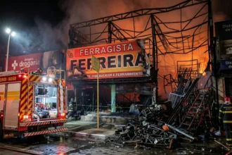 Incêndio de grandes proporções consome ferragista e atinge comércios em Goiânia