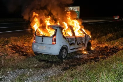 Incêndio destrói veículo após colisão traseira em rodovia na Br-414