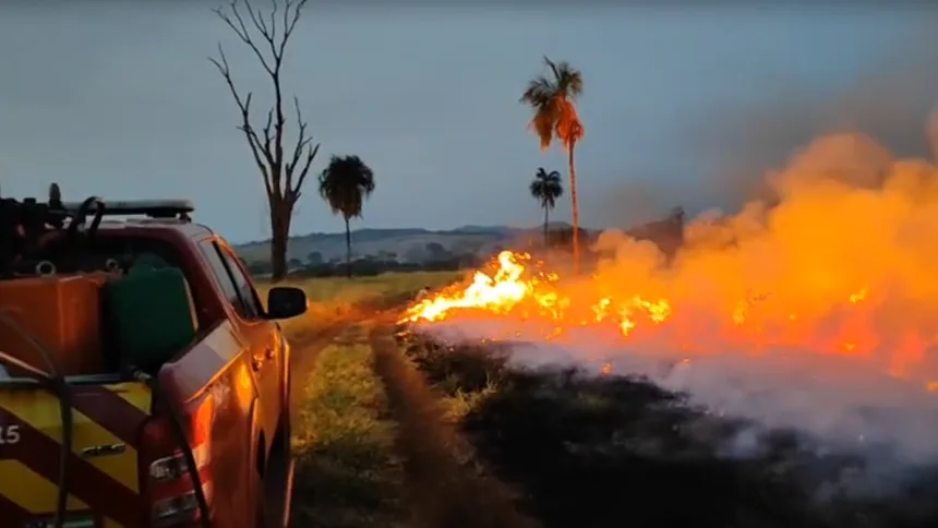 Incêndio queima 35 alqueires e mobiliza Bombeiros por quase 10 horas em Santa Rita do Novo Destino