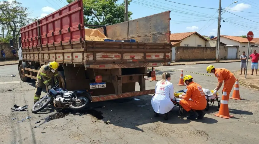 Jovem de 20 anos morre em acidente envolvendo motocicleta e caminhão em Anápolis
