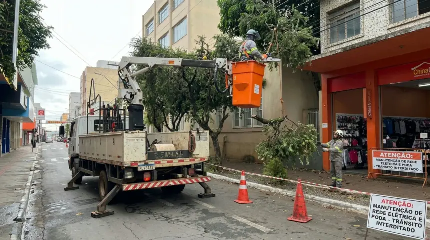 Manutenção na rede elétrica causa interdição em trecho central de Anápolis