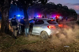 Perseguição policial após festa de som automotivo resulta em quatro prisões em Goiânia
