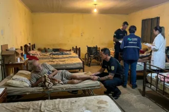 Polícia interdita abrigo irregular em Anápolis e resgata 11 idosos em condições precárias