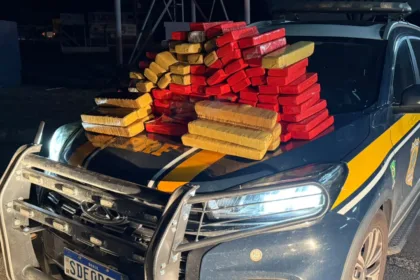 PRF apreende 80 kg de maconha em veículo transportado por caminhão-cegonha, na BR-153