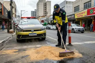 Serragem é utilizada por agentes para conter óleo em via movimentada de Goiânia