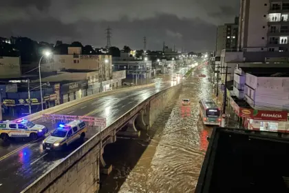 Temporal causa alagamento na Avenida Brasil e interdita viaduto em Anápolis