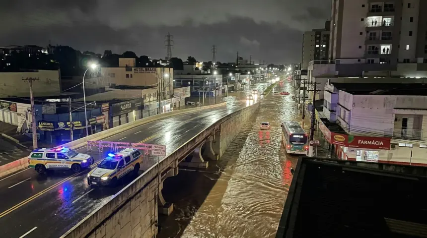 Temporal causa alagamento na Avenida Brasil e interdita viaduto em Anápolis Temporal causa alagamento na Avenida Brasil e interdita viaduto em Anápolis