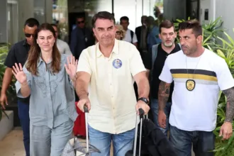 Ação popular busca suspender salário e verbas de Flávio Bolsonaro