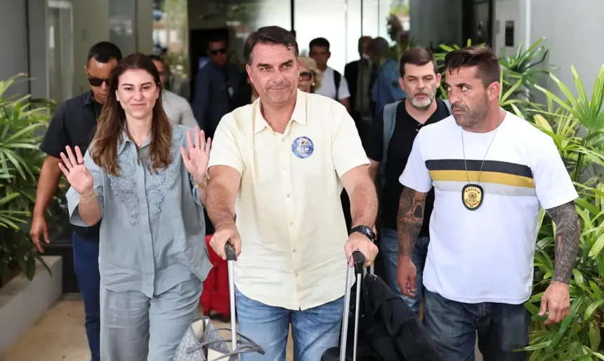 Ação popular busca suspender salário e verbas de Flávio Bolsonaro Ação popular busca suspender salário e verbas de Flávio Bolsonaro