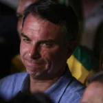 Aliados e partidos isolam Flávio Bolsonaro após fuga e carta golpista