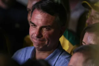 Aliados e partidos isolam Flávio Bolsonaro após fuga e carta golpista