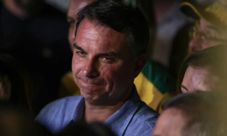 Aliados e partidos isolam Flávio Bolsonaro após fuga e carta golpista Aliados e partidos isolam Flávio Bolsonaro após fuga e carta golpista