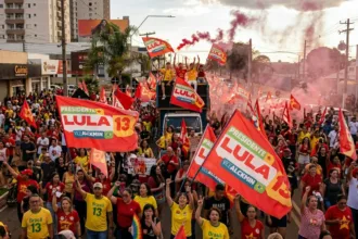 Anápolis reúne militantes em caminhada de apoio à reeleição de Lula