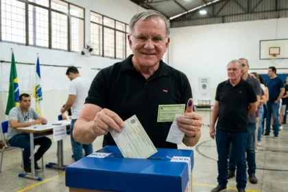 Antônio Gomide exerce direito ao voto em Anápolis e projeta continuidade de mandato