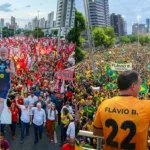 Apoiadores de Lula e Flávio Bolsonaro tomam as ruas na véspera da votação