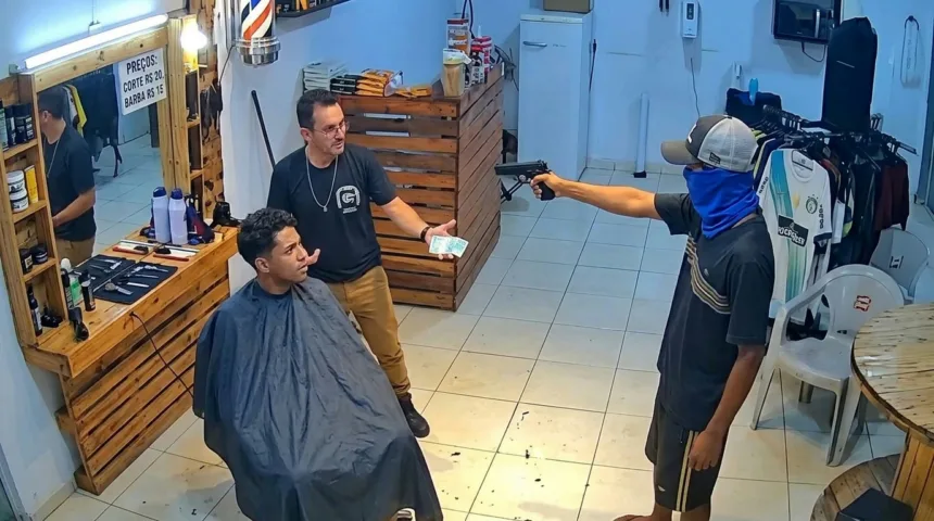 Assalto em barbearia de Anápolis é registrado por câmeras de segurança