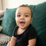 Bebê prematuro aguarda há oito meses por atendimento especializado em Goiânia