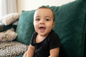 Bebê prematuro aguarda há oito meses por atendimento especializado em Goiânia