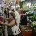 Benefícios sociais sustentam cidades do interior e cortes ameaçam comércio local, aponta USP