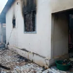 Bombeiros socorrem idoso de 84 anos após incêndio destruir casa em Anápolis neste domingo