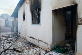 Bombeiros socorrem idoso de 84 anos após incêndio destruir casa em Anápolis neste domingo